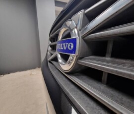 Czarny Volvo XC60