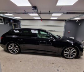 Czarny Audi A6 C8