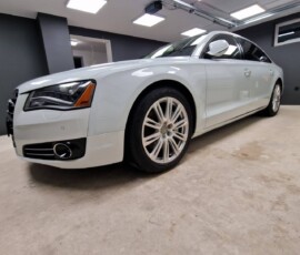 Biały Audi A8L